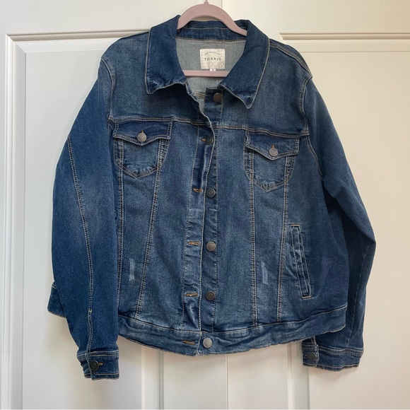 NWT Torrid Classic Medium Wash Trucker Pockets Denim Jean Jacket Size 3X - Picture 2 of 14